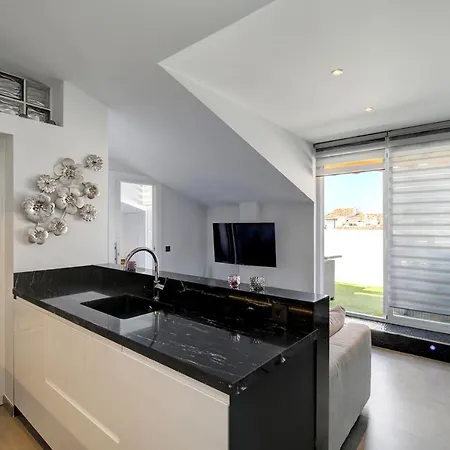 Penthouse Deluxe, Carolina Park, *