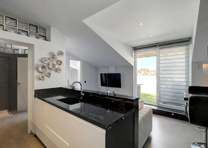 Penthouse Deluxe, Carolina Park, *